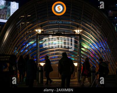 Eingang zur U-Bahn-Station St Enoch in der Nacht, Argyle Street, Glasgow, Schottland, Großbritannien Stockfoto