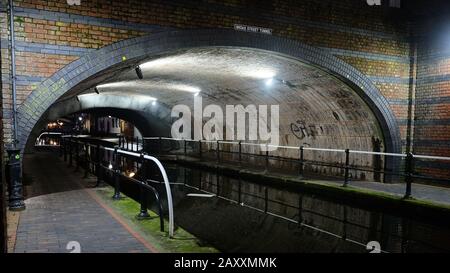 Februar 2020, Breiter Straßentunnel nachts in Little Venice, Birmingham, Großbritannien Stockfoto