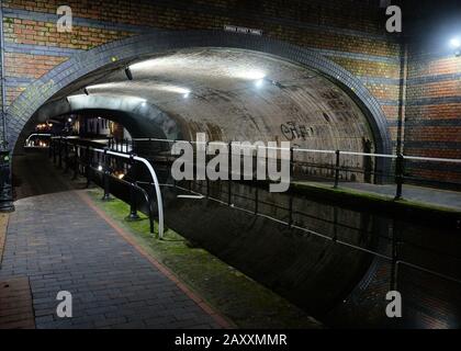 Februar 2020, Breiter Straßentunnel nachts in Little Venice, Birmingham, Großbritannien Stockfoto