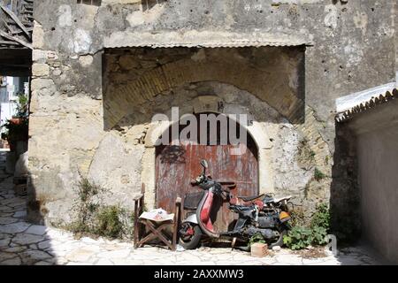 Alte Trödel-Motorrad vespa steht gegen eine Wand Stockfoto