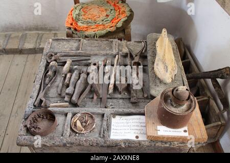 Alte Werkzeuge eines Schuhmachers auf Korfu, Griechenland Stockfoto