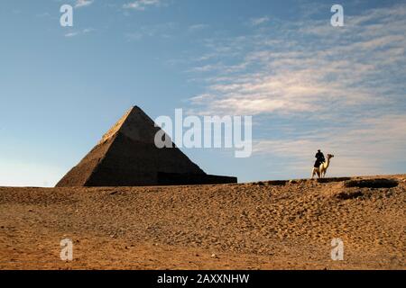 Gizeh, Egipt. Dez 09, 2008. Pyramide von Khafre und Kamelreiter bei Sonnenuntergang. Stockfoto