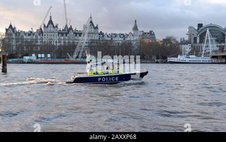 Die Metropolitan Police Launch 'Nina MacKay II' macht ihren Weg entlang der Themse über die Hungerford Foot Bridge (Flussaufwärts) bei Embankment. PA Foto. Bilddatum: Donnerstag, 13. Februar 2020. Der Lichtbildkredit sollte lauten: Nick Ansell/PA Wire Stockfoto