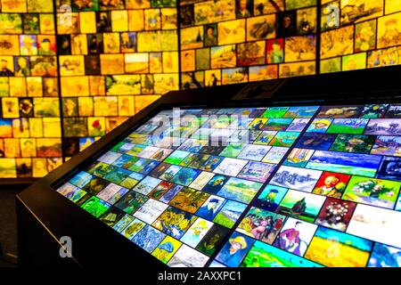 Interaktiver Bildschirm bei einer digitalen Ausstellung: Lernen Sie Vincent van Gogh Experience 2020, London, Großbritannien, kennen Stockfoto