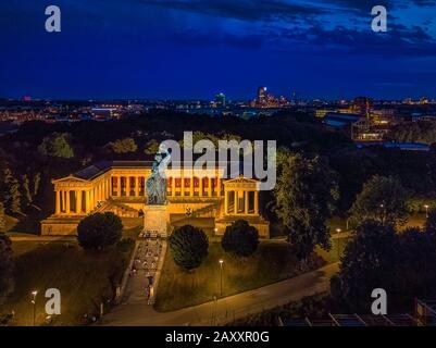 Die von oben in der Münchner Stadtbeleuchtung gezeigte Volksstatue Bayern. Stockfoto