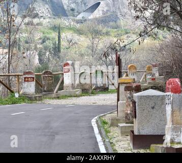 Alte Meilensteine, die auf der Straße Bailen-Motril (N-323) bei der Durchfahrt durch La Cerradura de Pegalajar (Jaen-Spanien) aufgedeckt wurden Stockfoto