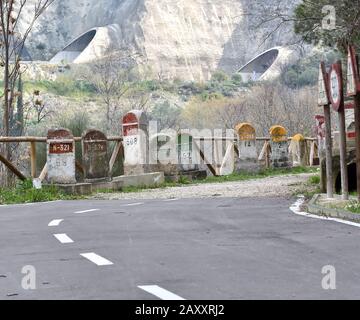 Alte Meilensteine, die auf der Straße Bailen-Motril (N-323) bei der Durchfahrt durch La Cerradura de Pegalajar (Jaen-Spanien) aufgedeckt wurden Stockfoto