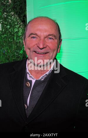 München, Deutschland. Februar 2020. Der Unternehmer Sepp Krätz ist Gast bei der Premiere der Totem-Show des Cirque du Soleil. Bis 22.3.2020 wird der kanadische Circus auf der Theresienwiese Credit auftreten: Ursula Düren / dpa / Alamy Live News Stockfoto