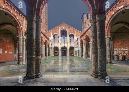 Die alte Basilika von Sant'Ambrogio an einem regnerischen Tag. Mailand - Italien Stockfoto