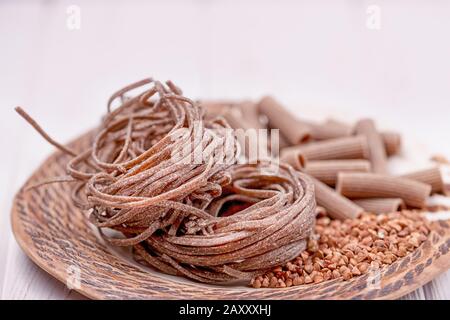Braune Nudeln mit Buchweizen, Nudeln und Schnallen. Kopierbereich Stockfoto