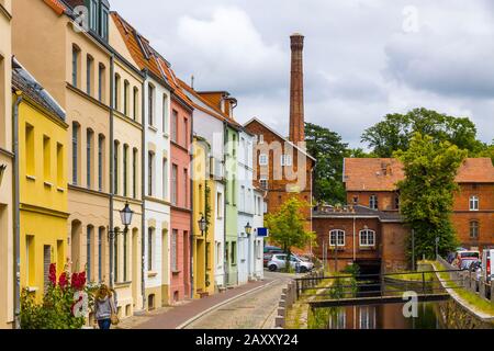 Auf den Straßen der Wismarer Altstadt. Bunte Häuser am Kanal Grube, Wismarer Stadt, Land Mecklenburg-Vorpommern, Deutschland Stockfoto