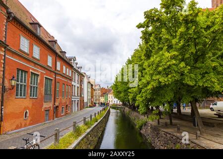 Auf den Straßen der Wismarer Altstadt. Bunte Häuser am Kanal Grube, Wismarer Stadt, Land Mecklenburg-Vorpommern, Deutschland Stockfoto