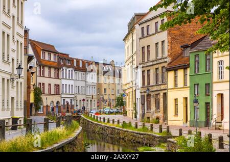 Auf den Straßen der Wismarer Altstadt. Bunte Häuser am Kanal Grube, Wismarer Stadt, Land Mecklenburg-Vorpommern, Deutschland Stockfoto