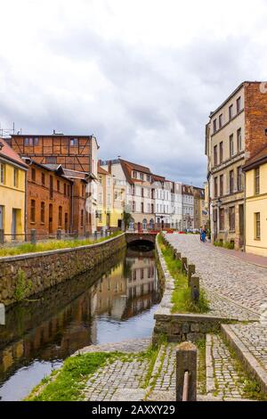 Auf den Straßen der Wismarer Altstadt. Bunte Häuser am Kanal Grube, Wismarer Stadt, Land Mecklenburg-Vorpommern, Deutschland Stockfoto