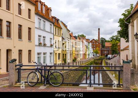 Auf den Straßen der Wismarer Altstadt. Bunte Häuser am Kanal Grube, Wismarer Stadt, Land Mecklenburg-Vorpommern, Deutschland Stockfoto