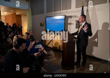 Placerville, CA, USA. Februar 2020. El Dorado County District Attorney Vern Pierson kündigt Ricky Leo Davis unschuldig an, im kalten Fall 1985 an Jane Hyltonat in der Justizvollmacht Distric am Donnerstag, 13. Februar 2020 in Placerville ermordet zu haben. Kredit: Paul Kitagaki Jr./ZUMA Wire/Alamy Live News Stockfoto