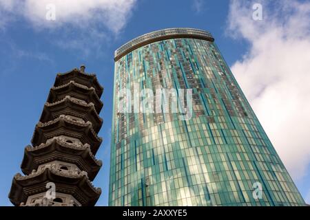 Chinesische Pagode und das Radisson Blu Hotel, Stadtzentrum von Birmingham, Großbritannien Stockfoto