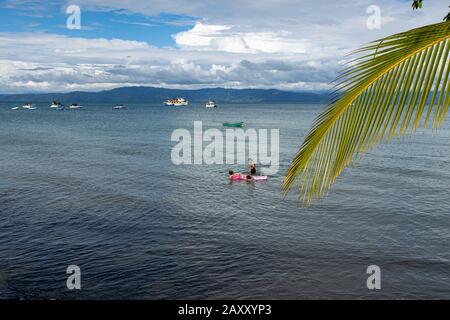 In Costa Rica liegt die Kleinstadt Puerto Jiménez am Golfo Dulce (süßer Golf) und ist ein Ausgangspunkt für Abenteuer auf der Osa-Halbinsel. Stockfoto