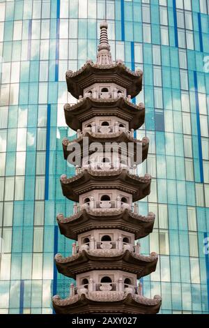 Chinesische Pagode und das Radisson Blu Hotel, Stadtzentrum von Birmingham, Großbritannien Stockfoto