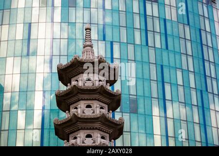 Chinesische Pagode und das Radisson Blu Hotel, Stadtzentrum von Birmingham, Großbritannien Stockfoto