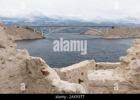 Insel Pag Wüste Ruinen und Brücke Panorama, Dalmatien, Kroatien Stockfoto