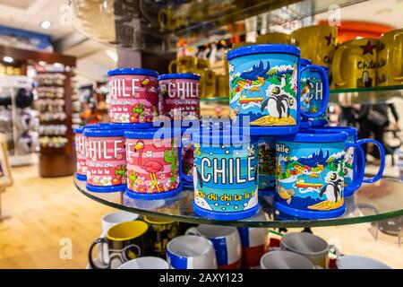 Souvenirs zum Verkauf in der Abflugslounge des Flughafens Santiago de Chile (internationaler Flughafen Arturo Merino Benítez) Santiago, Hauptstadt von Chile Stockfoto