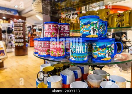 Souvenirs zum Verkauf in der Abflugslounge des Flughafens Santiago de Chile (internationaler Flughafen Arturo Merino Benítez) Santiago, Hauptstadt von Chile Stockfoto