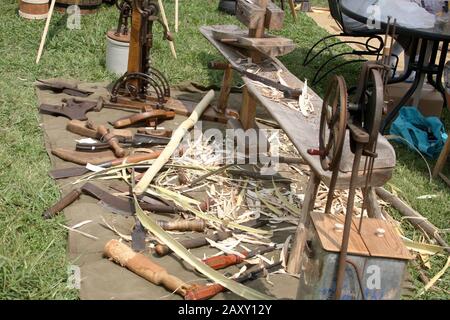 Werkbank und Werkzeuge von Carpenter. Kunsthandwerksdemonstration im alten Stil in Virginia, USA. Stockfoto