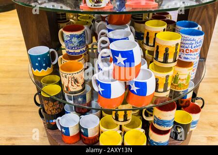 Souvenirs zum Verkauf in der Abflugslounge des Flughafens Santiago de Chile (internationaler Flughafen Arturo Merino Benítez) Santiago, Hauptstadt von Chile Stockfoto