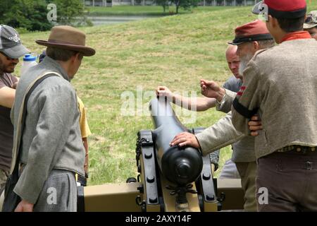 Artillerie auf dem Schlachtfeld. Historische Nachstellung in Virginia, USA Stockfoto