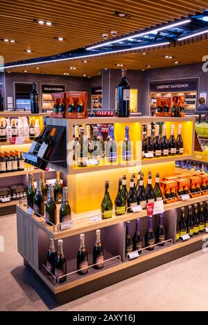 Zollfreier Weinverkauf am Flughafen Santiago de Chile (internationaler Flughafen Arturo Merino Benítez) Santiago, Hauptstadt von Chile, Südamerika Stockfoto