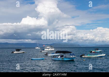 In Costa Rica liegt die Kleinstadt Puerto Jiménez am Golfo Dulce (süßer Golf) und ist ein Ausgangspunkt für Abenteuer auf der Osa-Halbinsel. Stockfoto