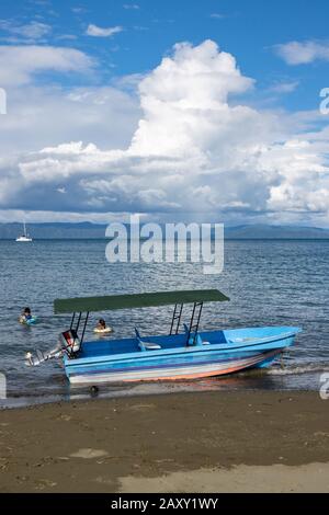 In Costa Rica liegt die Kleinstadt Puerto Jiménez am Golfo Dulce (süßer Golf) und ist ein Ausgangspunkt für Abenteuer auf der Osa-Halbinsel. Stockfoto