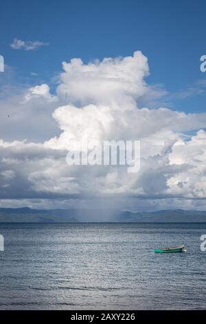 In Costa Rica liegt die Kleinstadt Puerto Jiménez am Golfo Dulce (süßer Golf) und ist ein Ausgangspunkt für Abenteuer auf der Osa-Halbinsel. Stockfoto