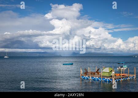 In Costa Rica liegt die Kleinstadt Puerto Jiménez am Golfo Dulce (süßer Golf) und ist ein Ausgangspunkt für Abenteuer auf der Osa-Halbinsel. Stockfoto