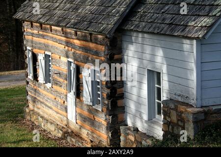 Außenansicht des ursprünglichen Kutschhauses/des Wagenschuppens am Red Hill Patrick Henry National Memorial, VA, USA Stockfoto