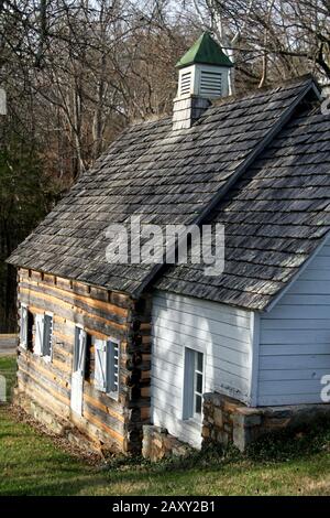 Außenansicht des ursprünglichen Kutschhauses/des Wagenschuppens am Red Hill Patrick Henry National Memorial, VA, USA Stockfoto