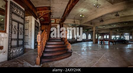 Gonzalez CATAN, ARGENTINIEN, 28. SEPTEMBER 2019: Treppe im Inneren des verlassenen Gebäudes in der erstaunlichen mittelalterlichen Stadt Campanopolis. Stockfoto