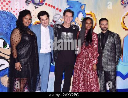 Westwood, CA - 12. FEBRUAR: (L-R) Natasha Rothwell, Ben Schwartz, Jim Carrey, Tika Sumpter und Lee Majdoub nehmen am 12. Februar 2020 in Westwood, Kalifornien, an der LA-Sondervorführung von Paramounts "Sonic The Hedgehog" im Regency Village Theatre Teil. Stockfoto