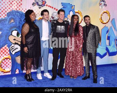 Westwood, CA - 12. FEBRUAR: (L-R) Natasha Rothwell, Ben Schwartz, Jim Carrey, Tika Sumpter und Lee Majdoub nehmen am 12. Februar 2020 in Westwood, Kalifornien, an der LA-Sondervorführung von Paramounts "Sonic The Hedgehog" im Regency Village Theatre Teil. Stockfoto