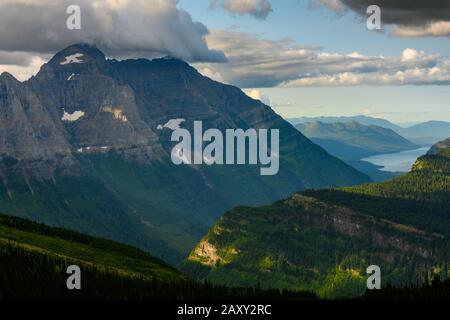 Berggipfel im Glacier National Park, von Wolken umgeben Stockfoto