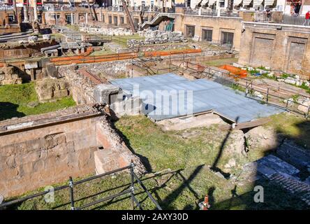 Largo di Torre Argentina, die uralten Ruinen des Pompeius Theaters auf dem Campus Martius, die im Zentrum Roms ausgegraben wurden, beherbergt heute auch ein Katzen-Heiligtum. Stockfoto