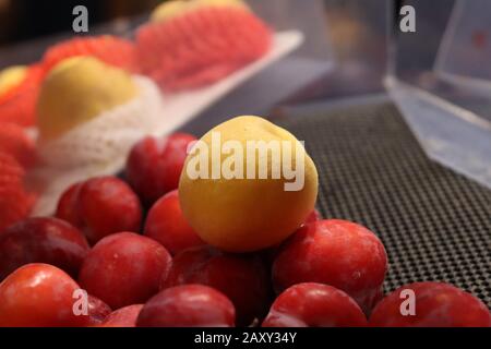 Großer gelber Pfirsich auf Äpfeln in einem Lebensmittelgeschäft/Supermarkt Stockfoto