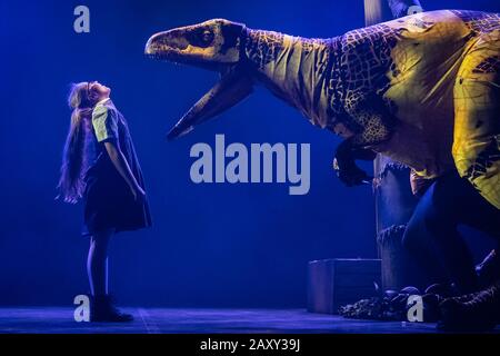 Kinder der Stockwell Primary School treffen lebensähnliche Dinosaurier-Marionetten, die derzeit im Erth's Dinosaur Zoo im Southbank Center, London, Großbritannien, erscheinen. Stockfoto