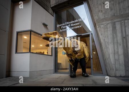 Eine lebensähnliche Dinosaurierpionette aus Velociraptor posiert für Fotos für die Show "Erth's Dinosaur Zoo" in Southbank, London, Großbritannien Stockfoto