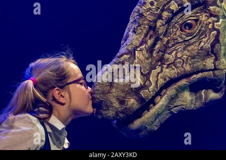 Kinder der Stockwell Primary School treffen lebensähnliche Dinosaurier-Marionetten, die derzeit im Erth's Dinosaur Zoo im Southbank Center, London, Großbritannien, erscheinen. Stockfoto