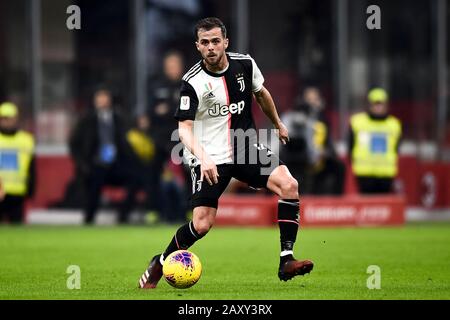 Mailand, Italien - 13. Februar 2020: Miralem Pjanic von Juventus FC im Einsatz während des Halbfinal-Fußballspiels der Coppa Italia zwischen dem AC Mailand und dem FC Juventus. Kredit: Nicolò Campo/Alamy Live News Stockfoto