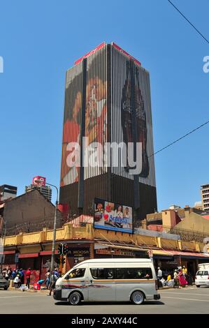 Johannesburg, Südafrika - 22. Oktober 2011: Zentrales Geschäftsviertel von Johannesburg mit Coca-cola-Werbung am Bau. Stockfoto