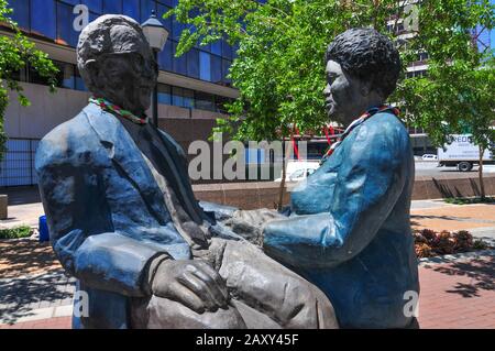 Johannesburg, Südafrika - 22. Oktober 2011: Statue von Apartheid-Kämpfern, Walter Sisulu und seiner Frau Albertina von Marina Walsh, sitzt auf ihrem o Stockfoto