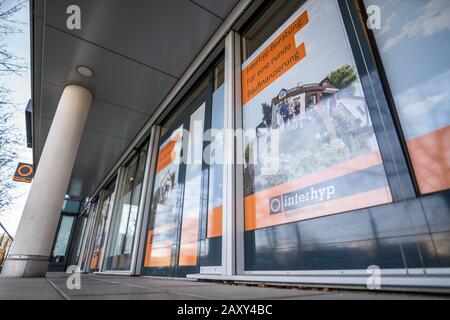 München, Deutschland. Februar 2020. Das Logo des Immobilienfinanziers "Interhyp" ist in einem Regionalbüro zu sehen. Kredit: Lino Mirgeler / dpa / Alamy Live News Stockfoto